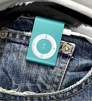 iPod shuffle: Renkli müzik broşu