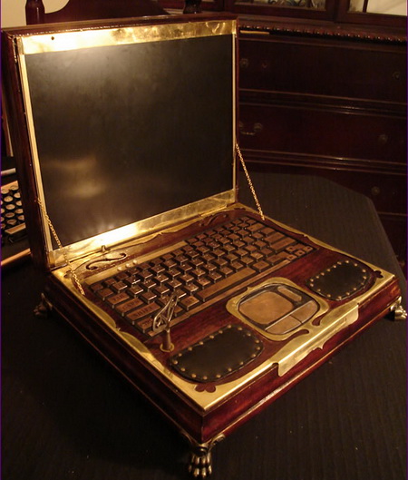 Eski zamanlardan yadigâr bir laptop