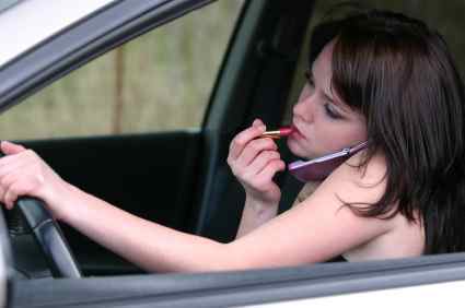 Araba kullanırken mesaj atmak gençler arasında çok yaygın.