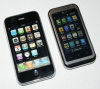 Nokia 5800 ve Samsung S8300: Kaba tasarım ve zarf tasarım.