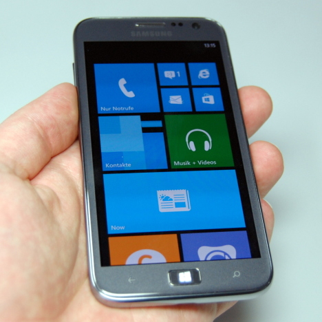 4,8 inç Super-AMOLED ekran