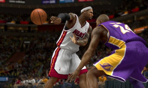 Sağa bakıp, pota altına asist yapmak