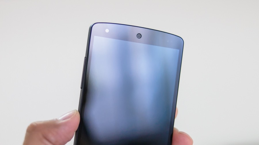 Nexus 5'i elinizde tutmak ve kullanımı