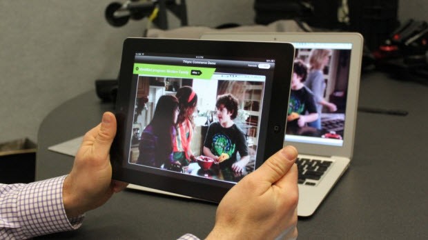 Gelecek, ekrandaki grafikleri kontrol etmekte...