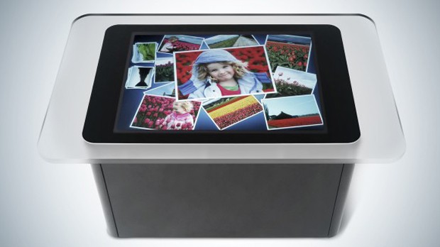 Masa üzerindeki Microsoft Surface