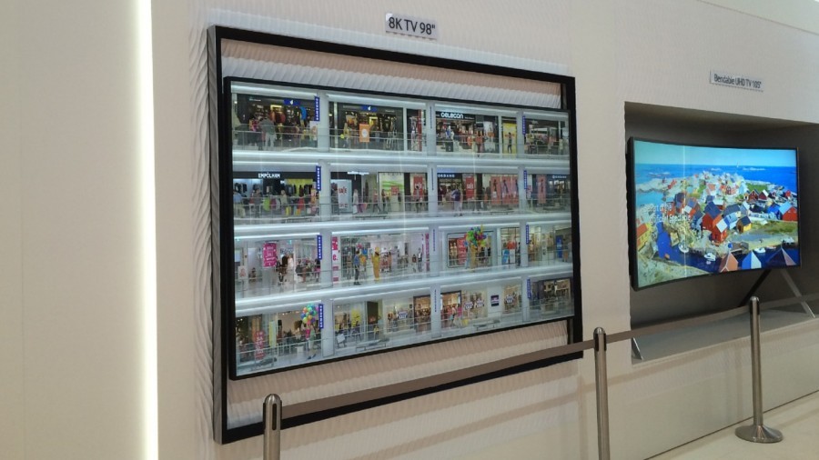 Samsung 98-inç 8k TV ve Toshiba video duvarı