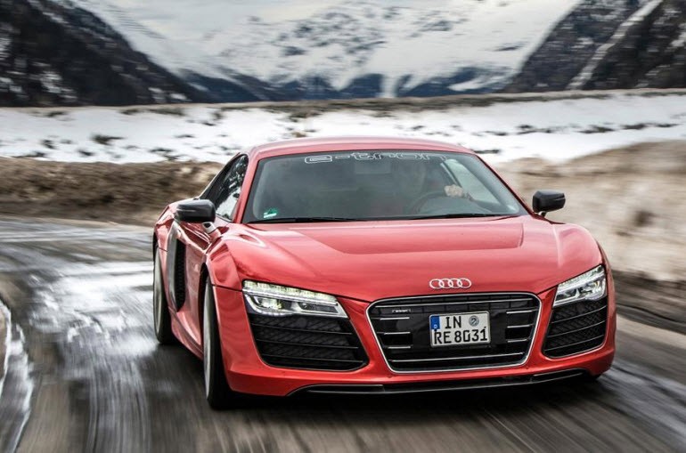 Audi'nin R8 e-tron'u kendini sürebiliyor!
