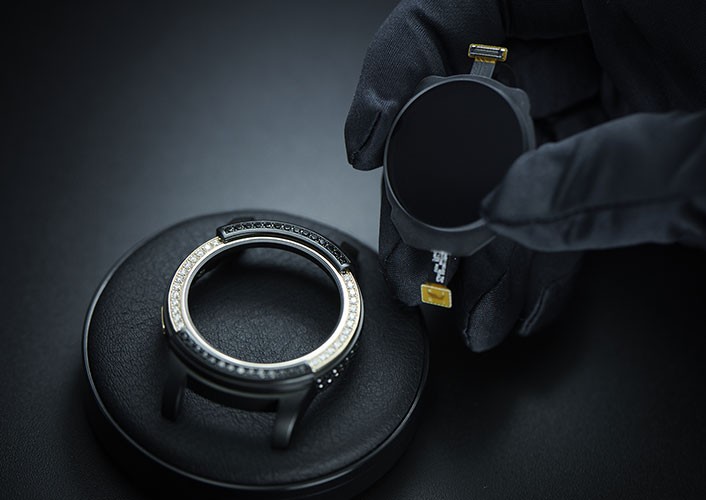 Göz kamaştıran altın Samsung Gear S2!