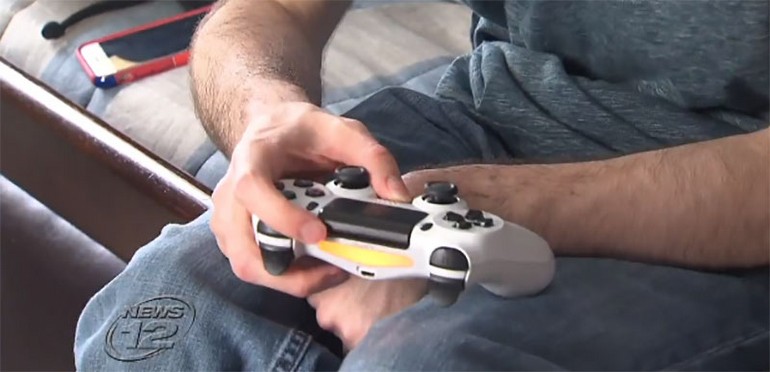 Sony'den özel üretim Dualshock 4 oyun kolu...