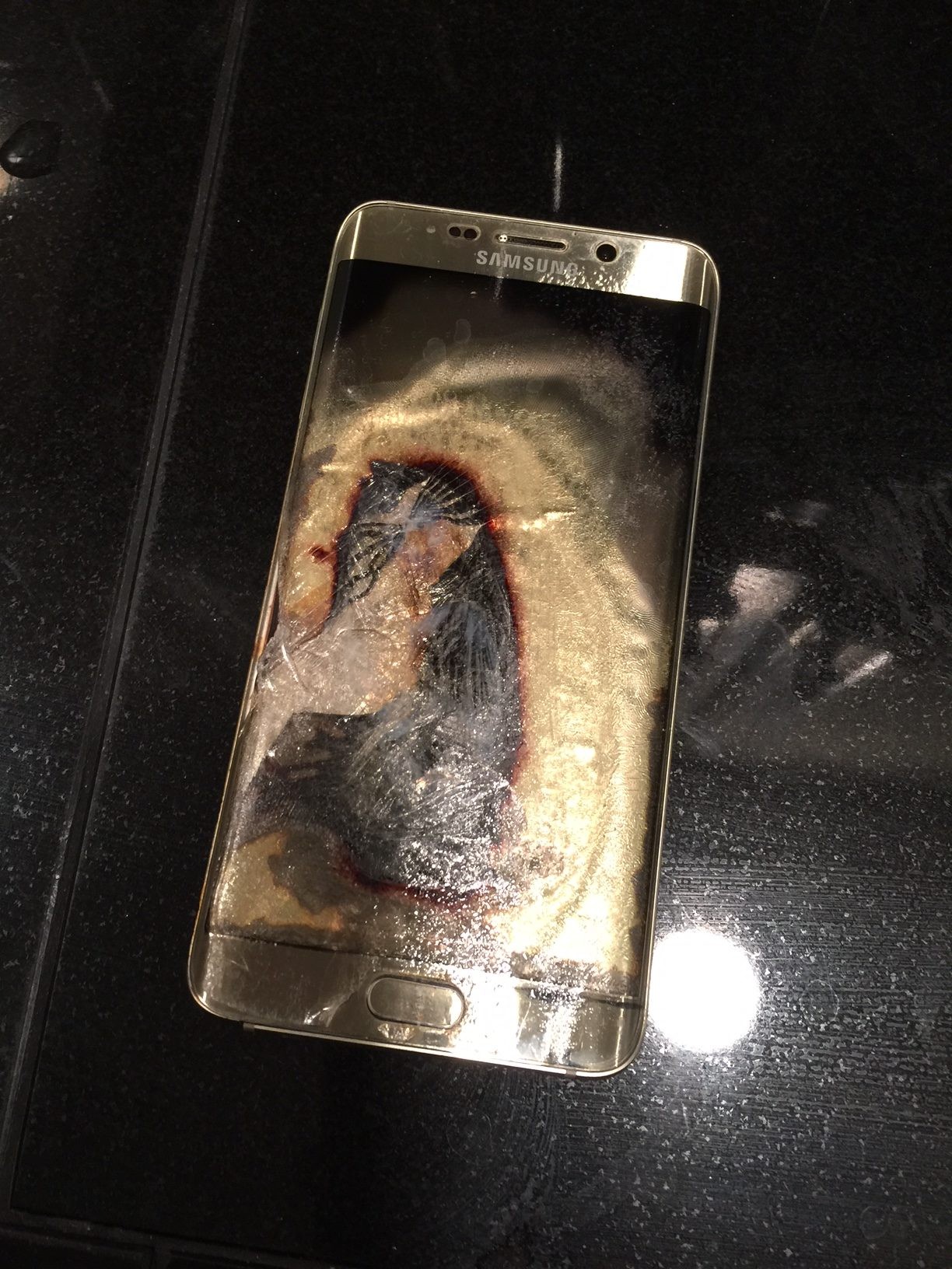 Galaxy S6 Edge+ kendi kendine yandı!