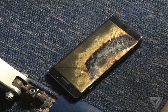 Değiştirilen Galaxy Note 7 de alev aldı!