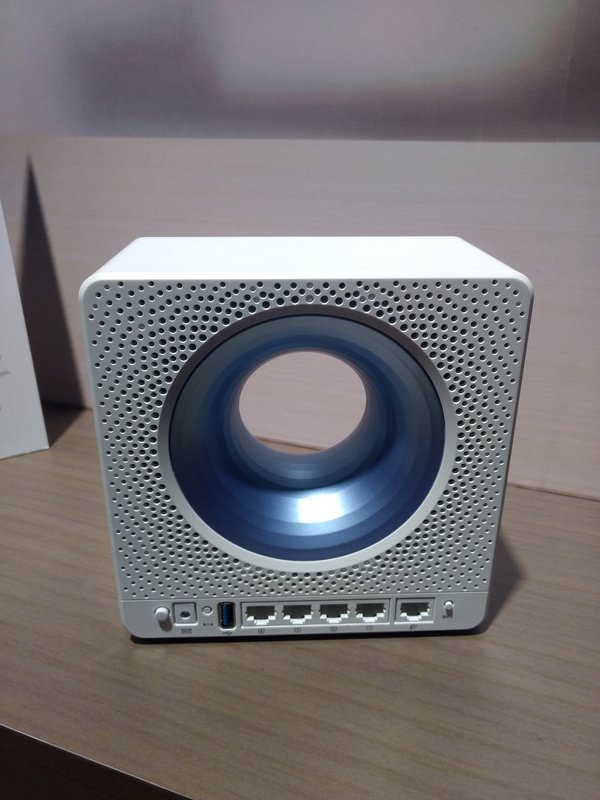 Asus'tan Geleceğin Sorununu Çözen Delikli Router!