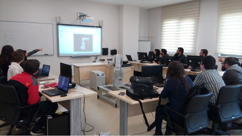 Öğrenciler robot programlamayı öğreniyor