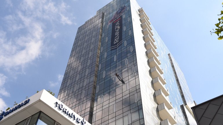 65 Metreden Dikey Yürüyüş Yaparak Tıraş Oldular!