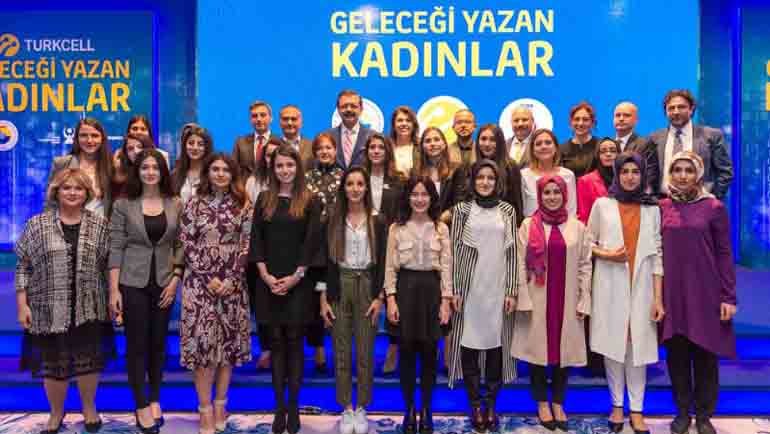 Geleceği yazan 100 genç kadın Turkcell'li olacak