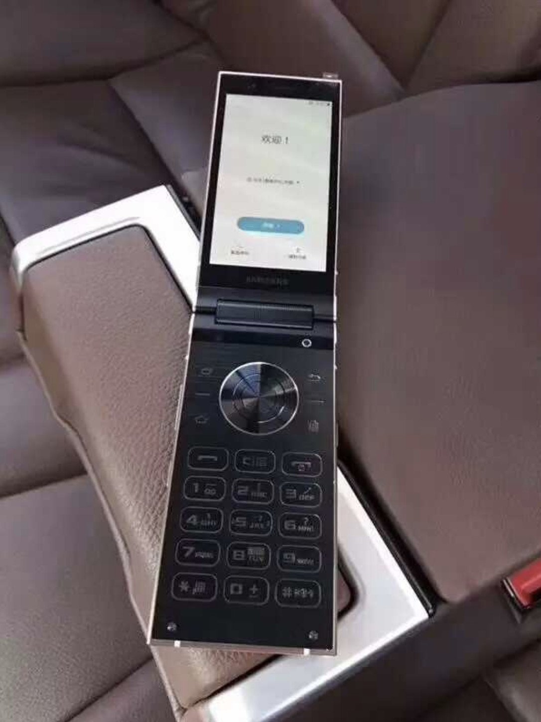 Samsung'un Kapaklı Telefonundan Yeni Sızıntılar