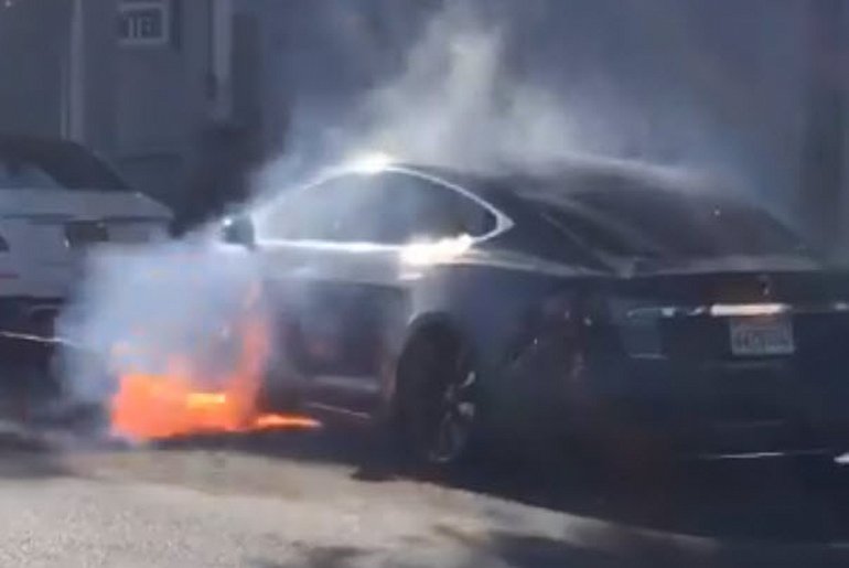 Tesla Model S, Bir Anda Alev Topuna Döndü!