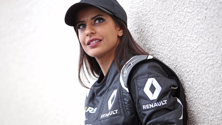 Renault F1 Otomobilinde Suudi Bir Kadın Sürücü