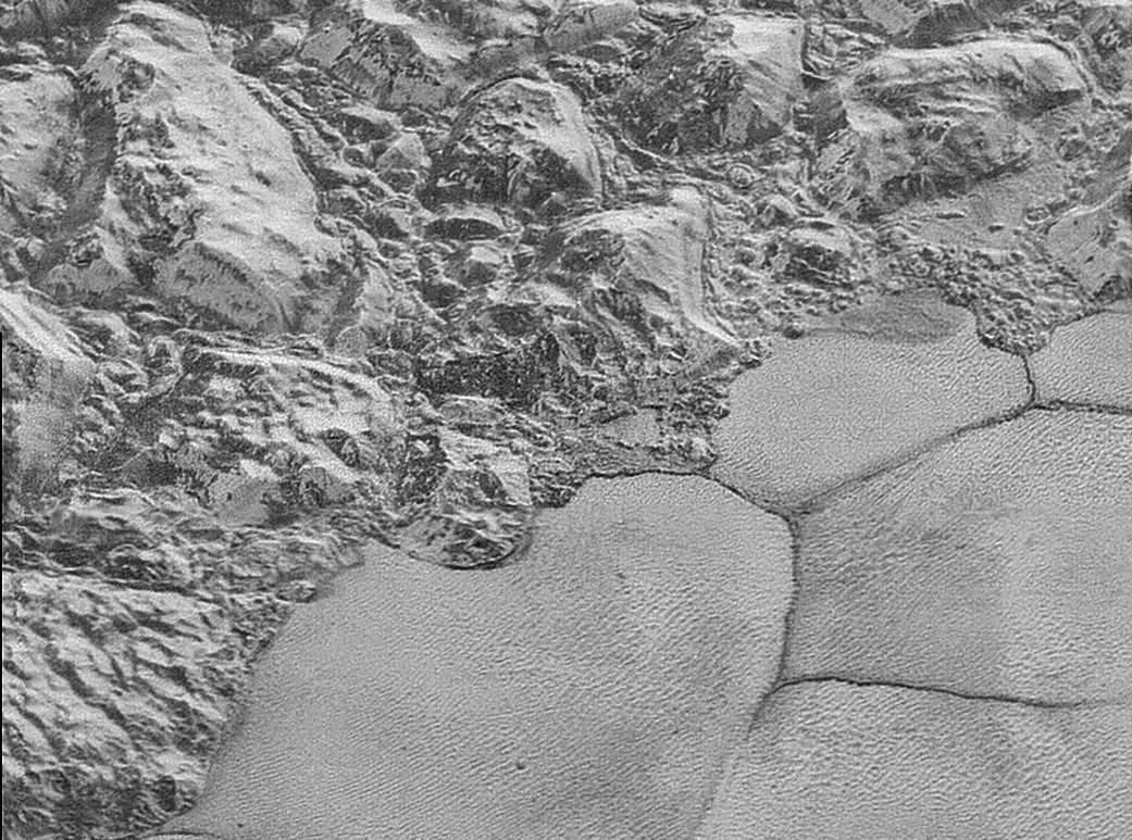 Plüton'un gezegenlik tartışması sürüyor!