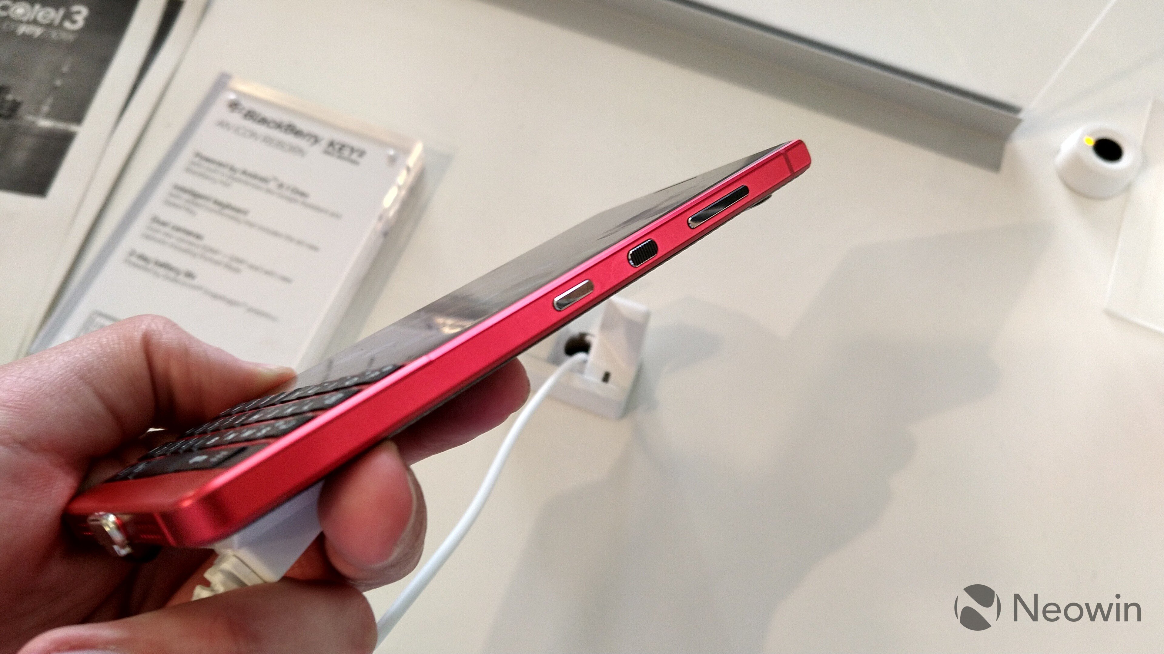 TCL, BlackBerry KEY2 Red Edition'ı Tanıttı