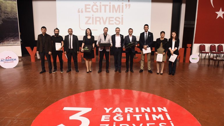 Öğretmenlere Monster Notebook Özel Ödülü