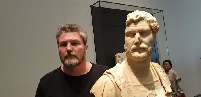 Kendilerine ikiz kadar benzeyen yüzleri paylaşanlar hayrete düşürüyor