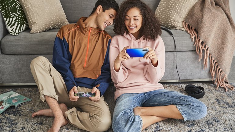 AMOLED ekranda dünyanın ilk 44 MP ön kamerası