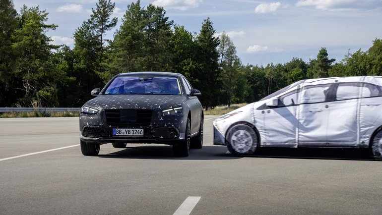 İşte Arka Koltukta Seyahat Edenler İçin Hava Yastığına Sahip İlk Otomobil!