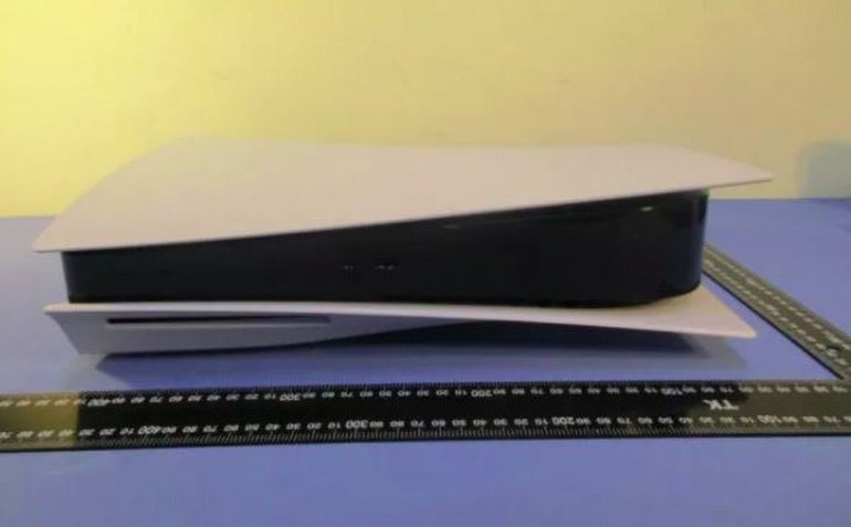 PlayStation 5'in Yakın Çekim Resimleri, Konsol Boyutlarını Gösteriyor