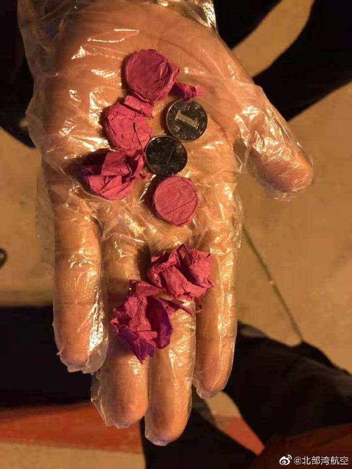 Siz Siz Olun, Uçağa Binerken Jet Motorunun İçine Bozuk Para Atmayın!