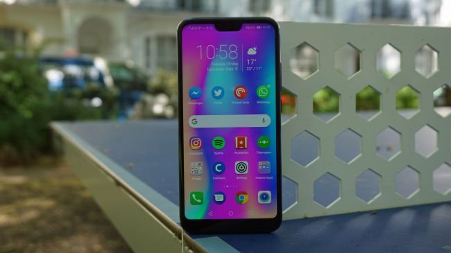 Honor 10 ekranı nasıl?