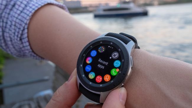 Galaxy Watch ekran ve işletim sistemi